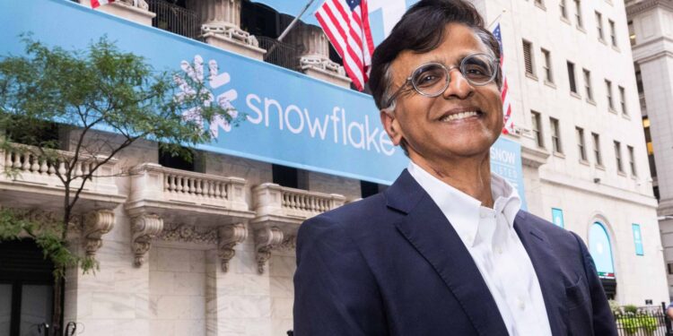 Snowflake spikes 22% on healthy results and AI coding momentum