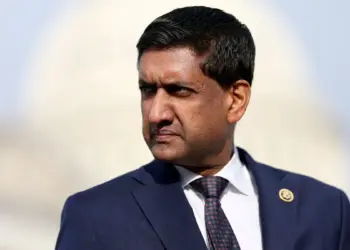2028 Dem hopeful’s longtime ally exposed for deep ties to CCP officials: ‘Good friends’